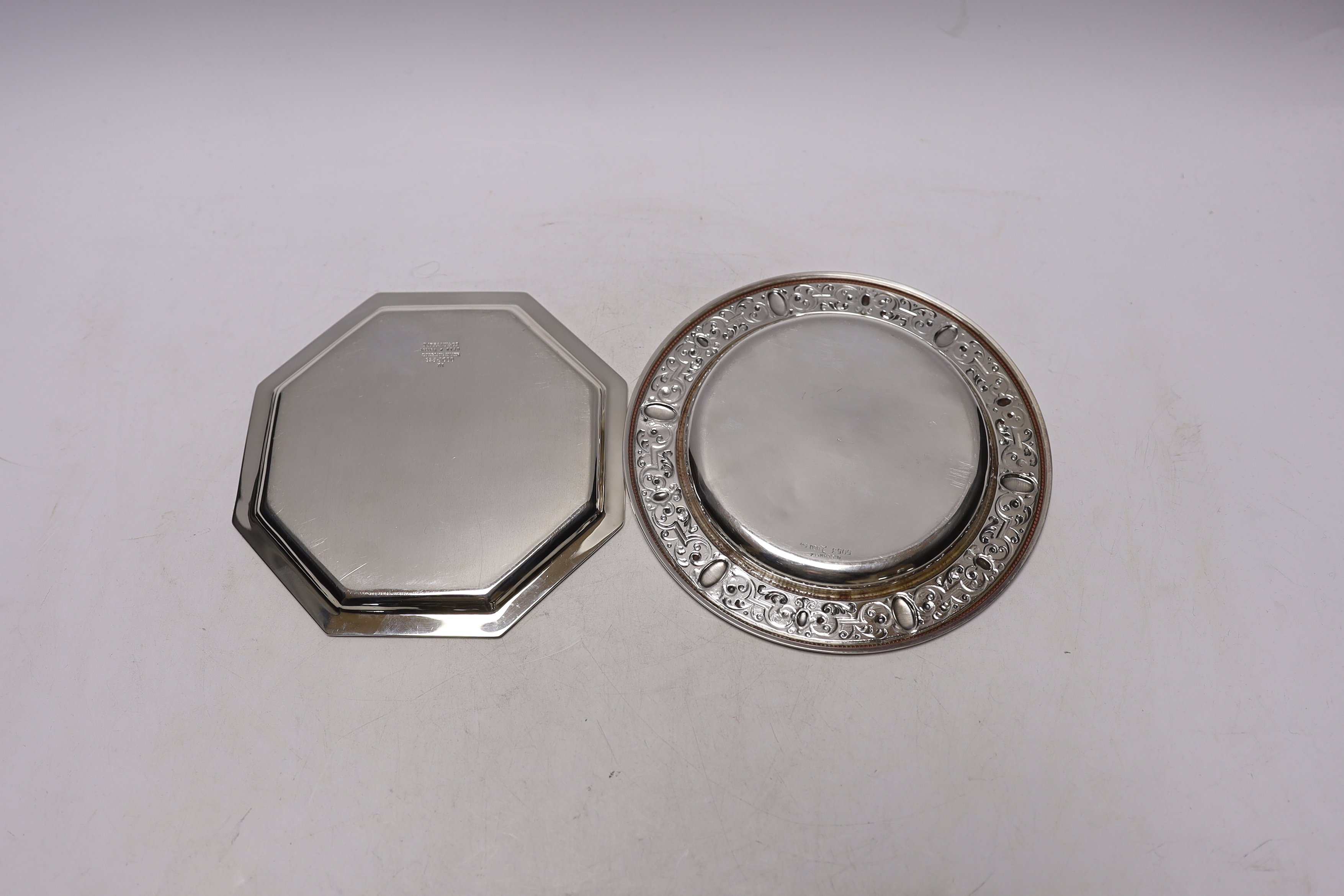 A Tiffany & Co sterling octagonal waiter, 15.1cm, together with a German 800 standard circular plate, 9oz.